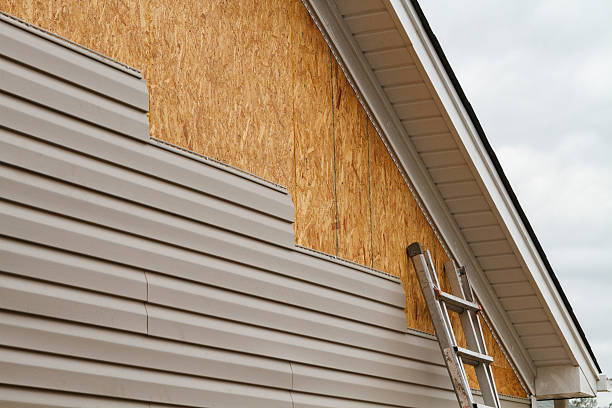Professional Vinyl Siding technician working in Manchester, WA